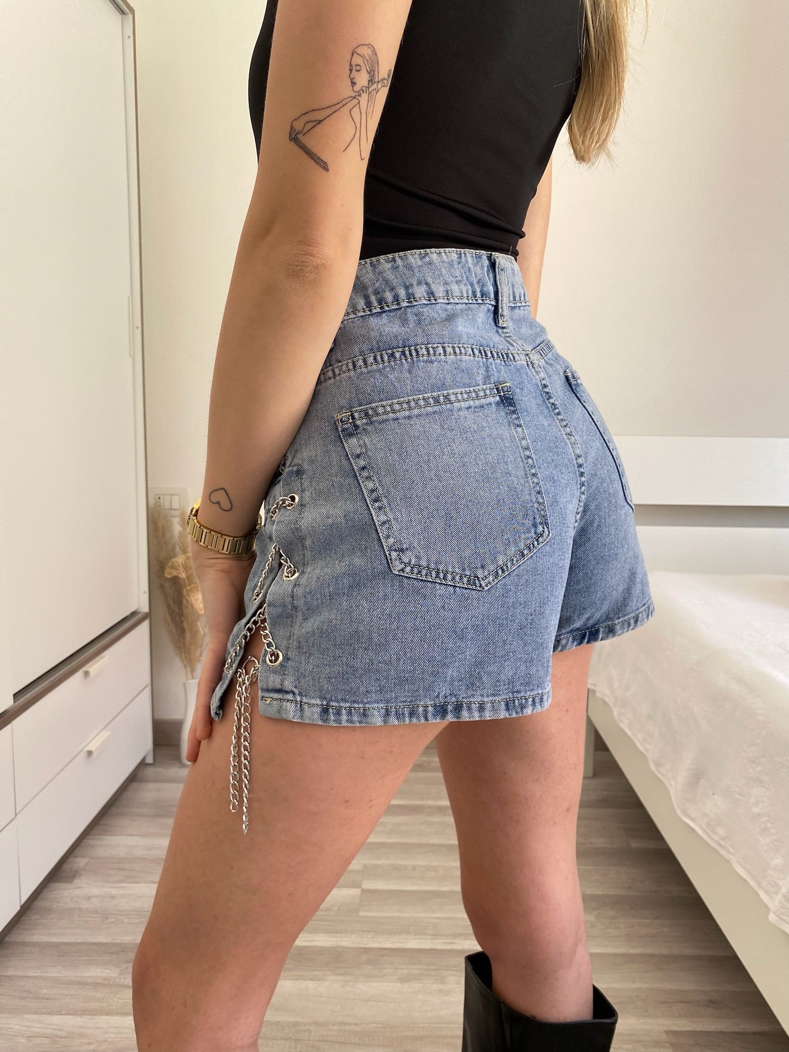 Short in jeans con catene laterali