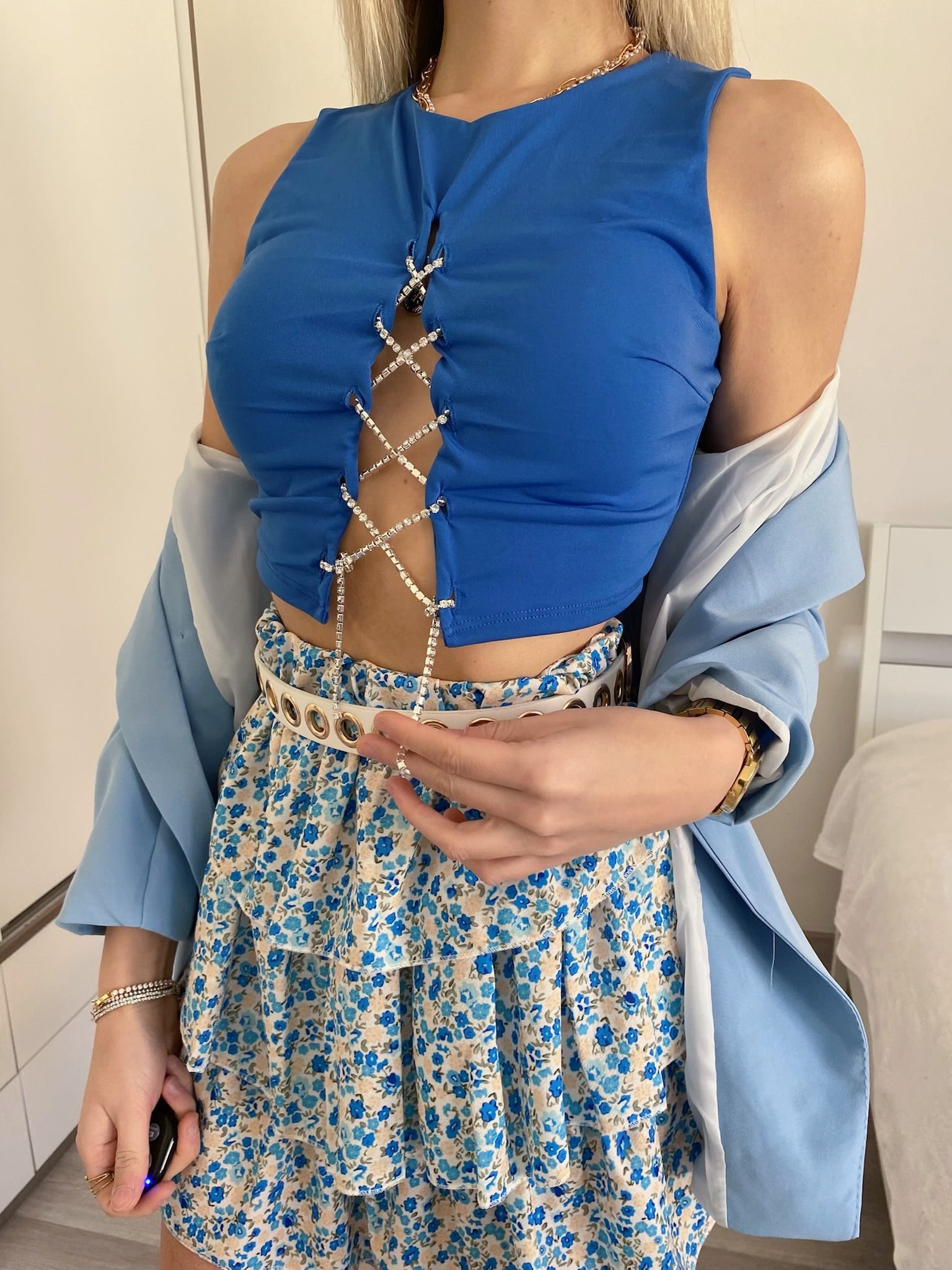 Top blu con punto luce