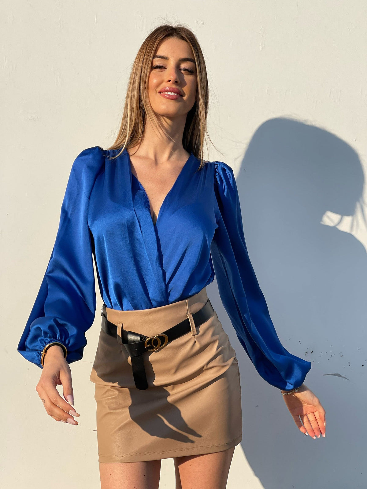 Body in raso scollo a V blu elettrico