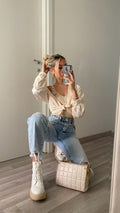 jeans con dettaglio aperture e catene