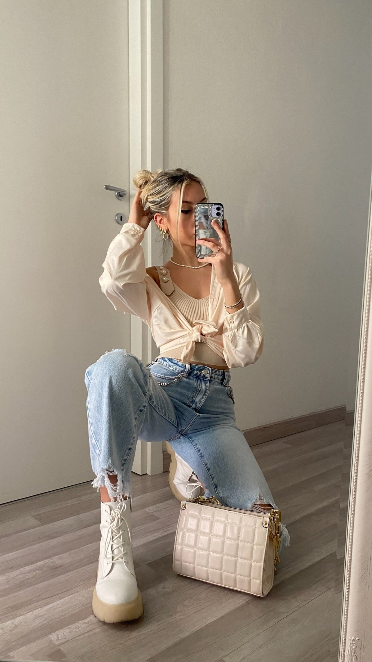 jeans con dettaglio aperture e catene