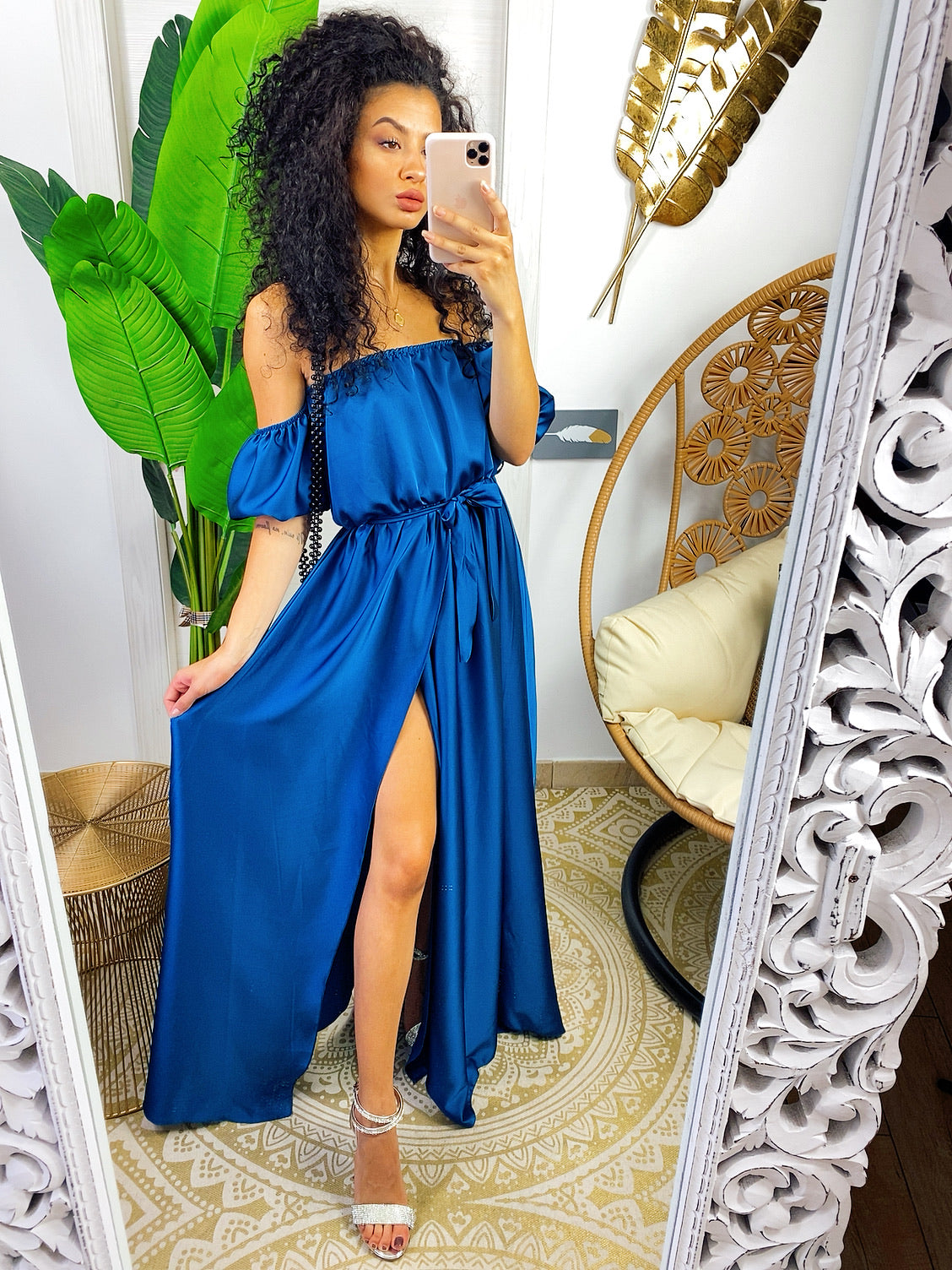 Abito in raso lungo con scollo a barchetta blu