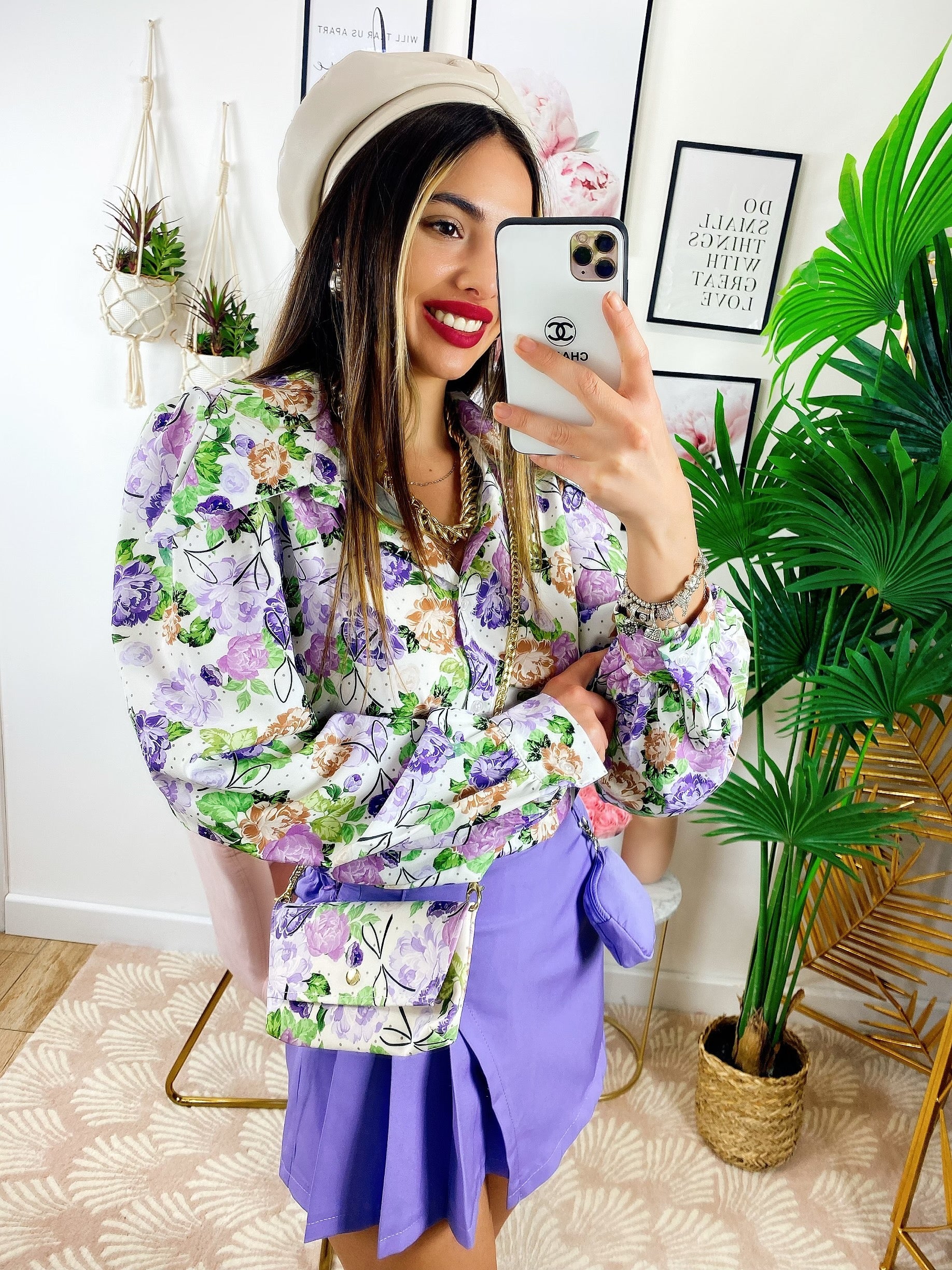Camicia floreale dettagli lilla con borsetta