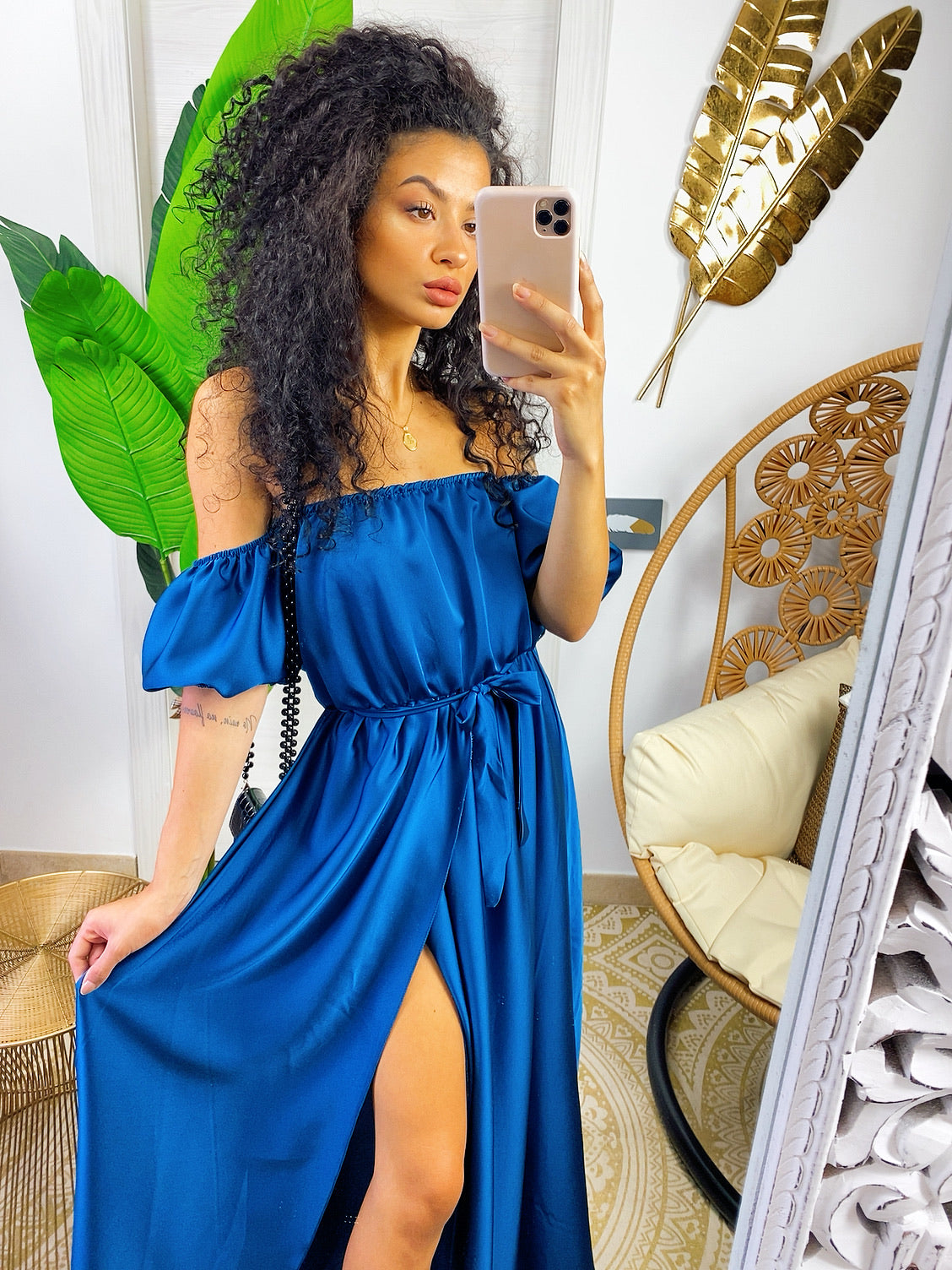 Abito in raso lungo con scollo a barchetta blu