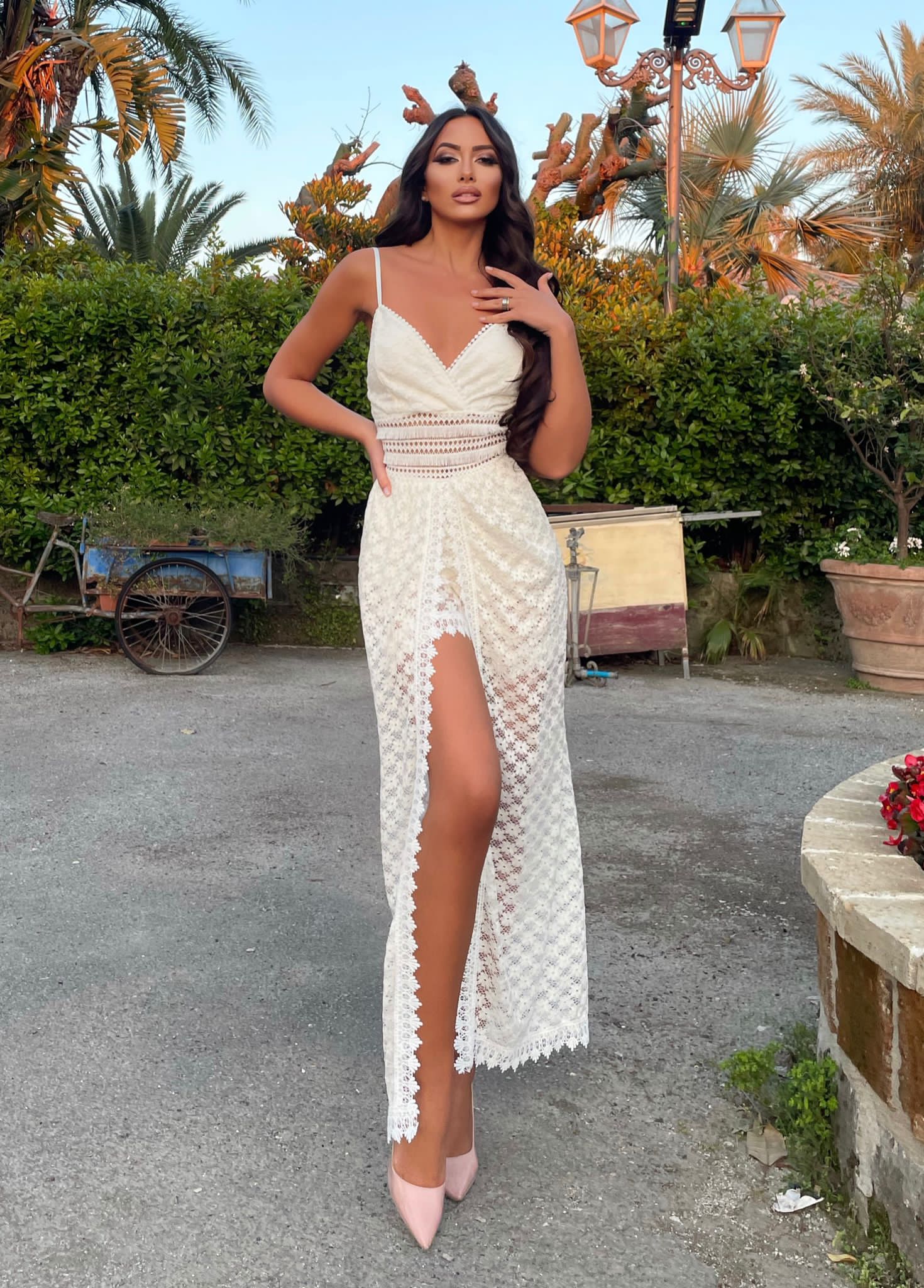 Tutina con maxi gonna in pizzo bianco