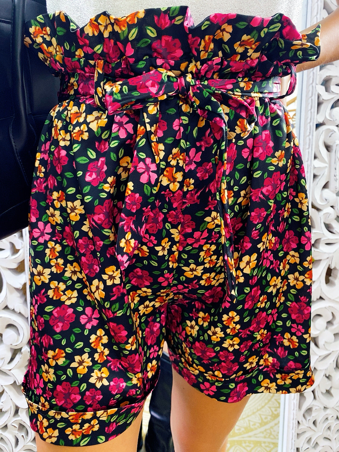 Short a fiori base nera con fiocco
