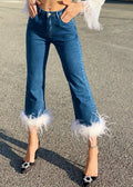 Jeans con piume bianche