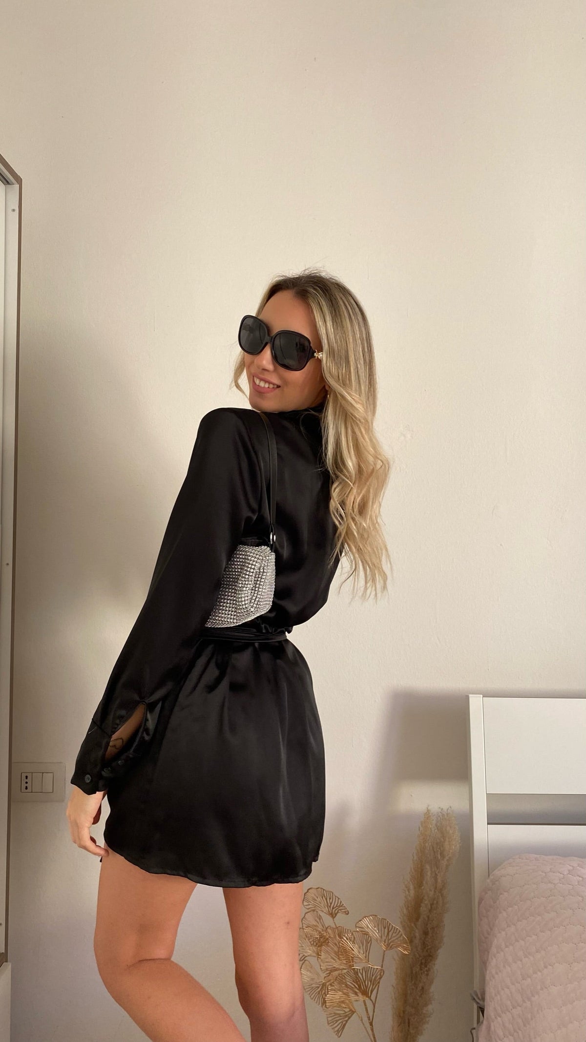 Abito in raso nero con cinturino