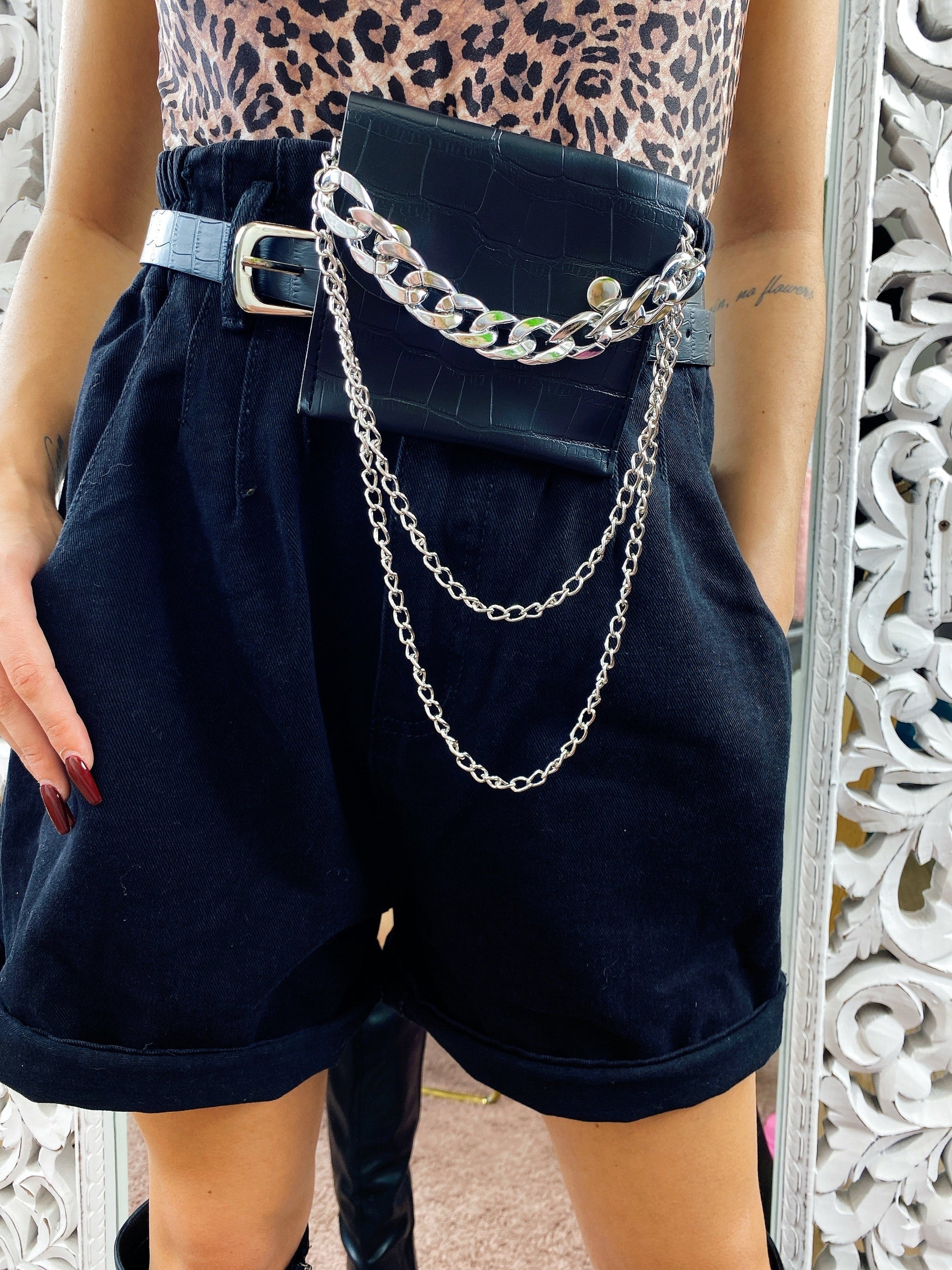 Short in jeans con marsupio e catena Nero