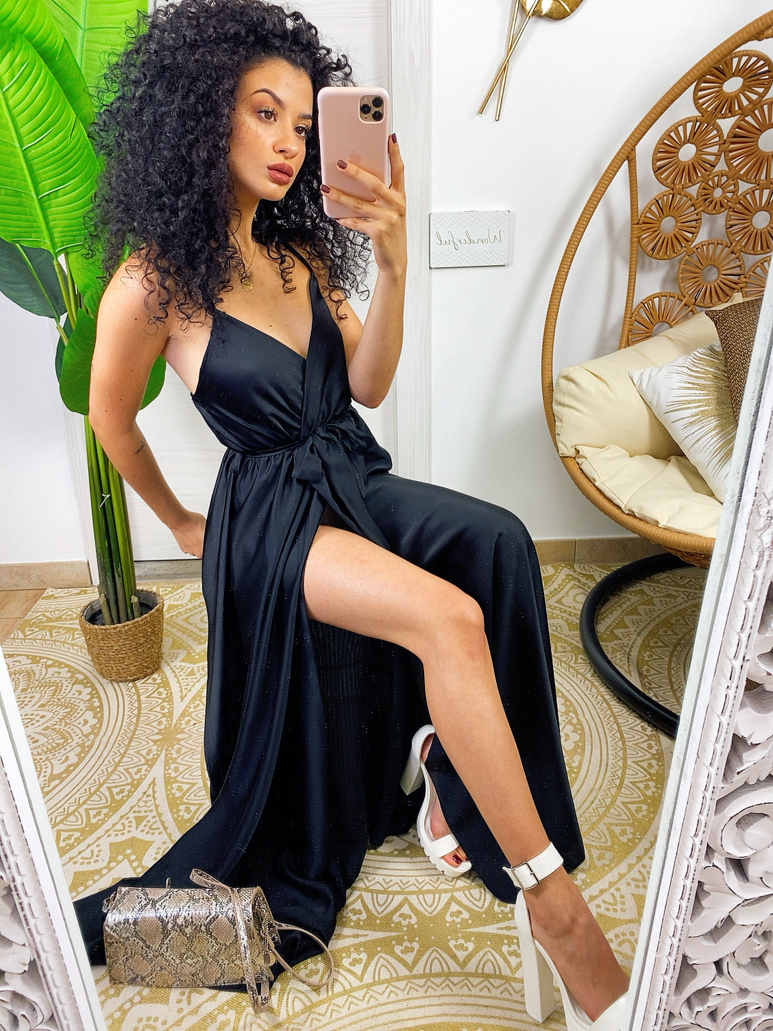 Abito in raso con maxi spacco nero
