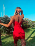 Abito con arricciature e catene rosso