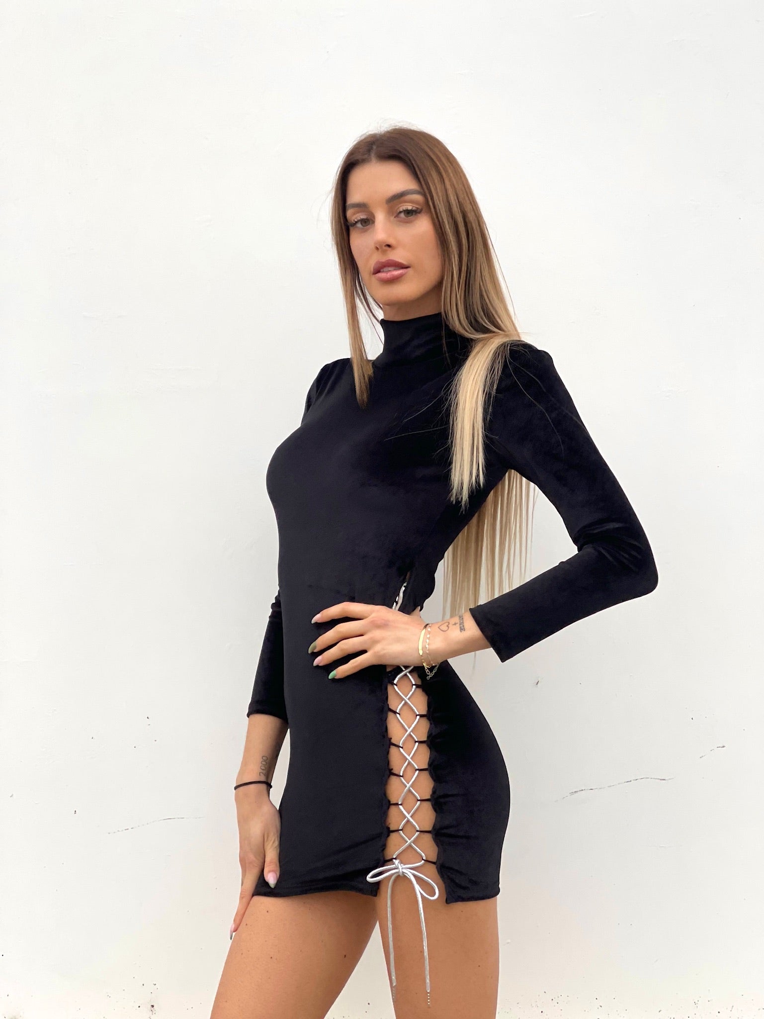 Abito velvet nero con stringhe