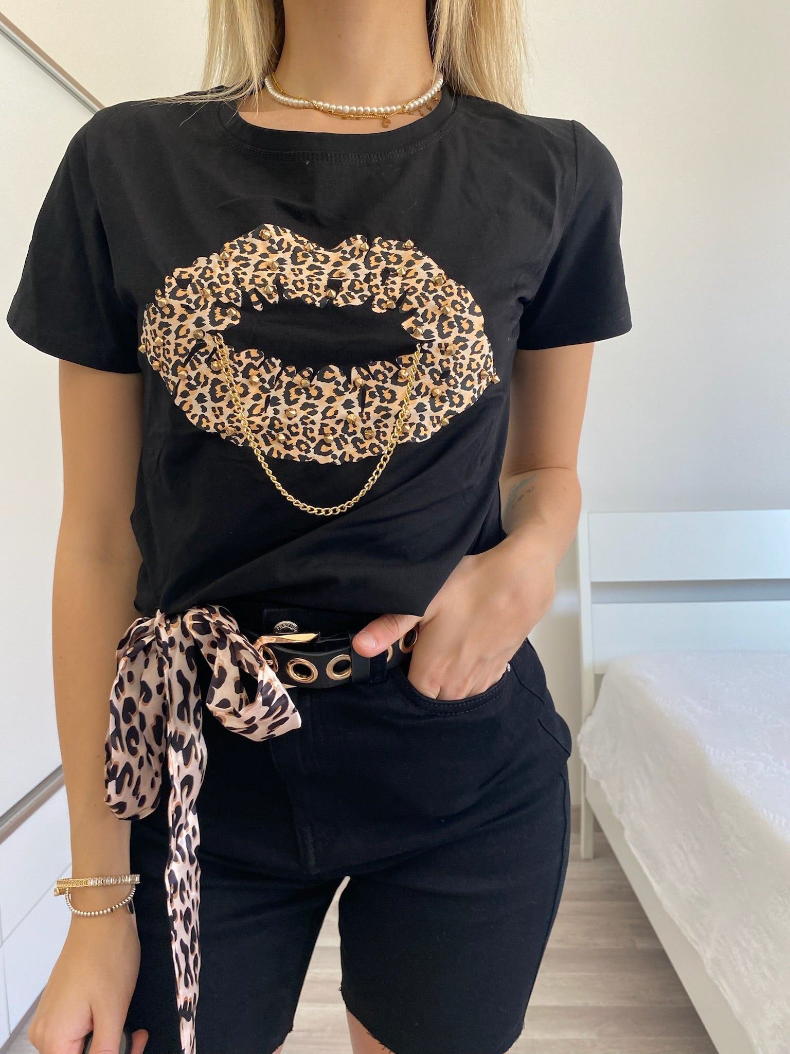 T-shirt kiss animalier nera