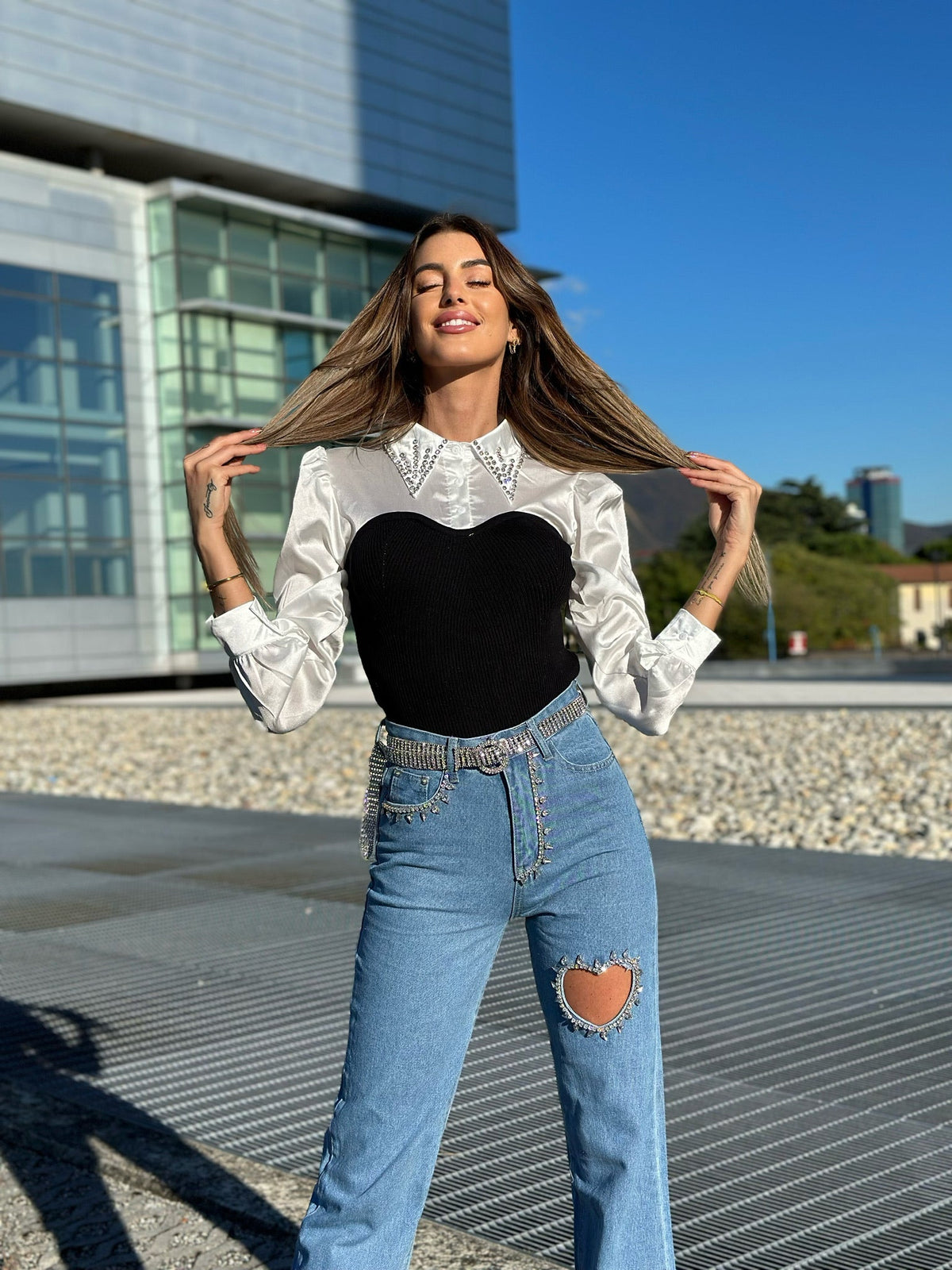 Jeans con strass e cuore