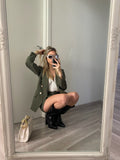Completo giacca con bottoni e short verde militare
