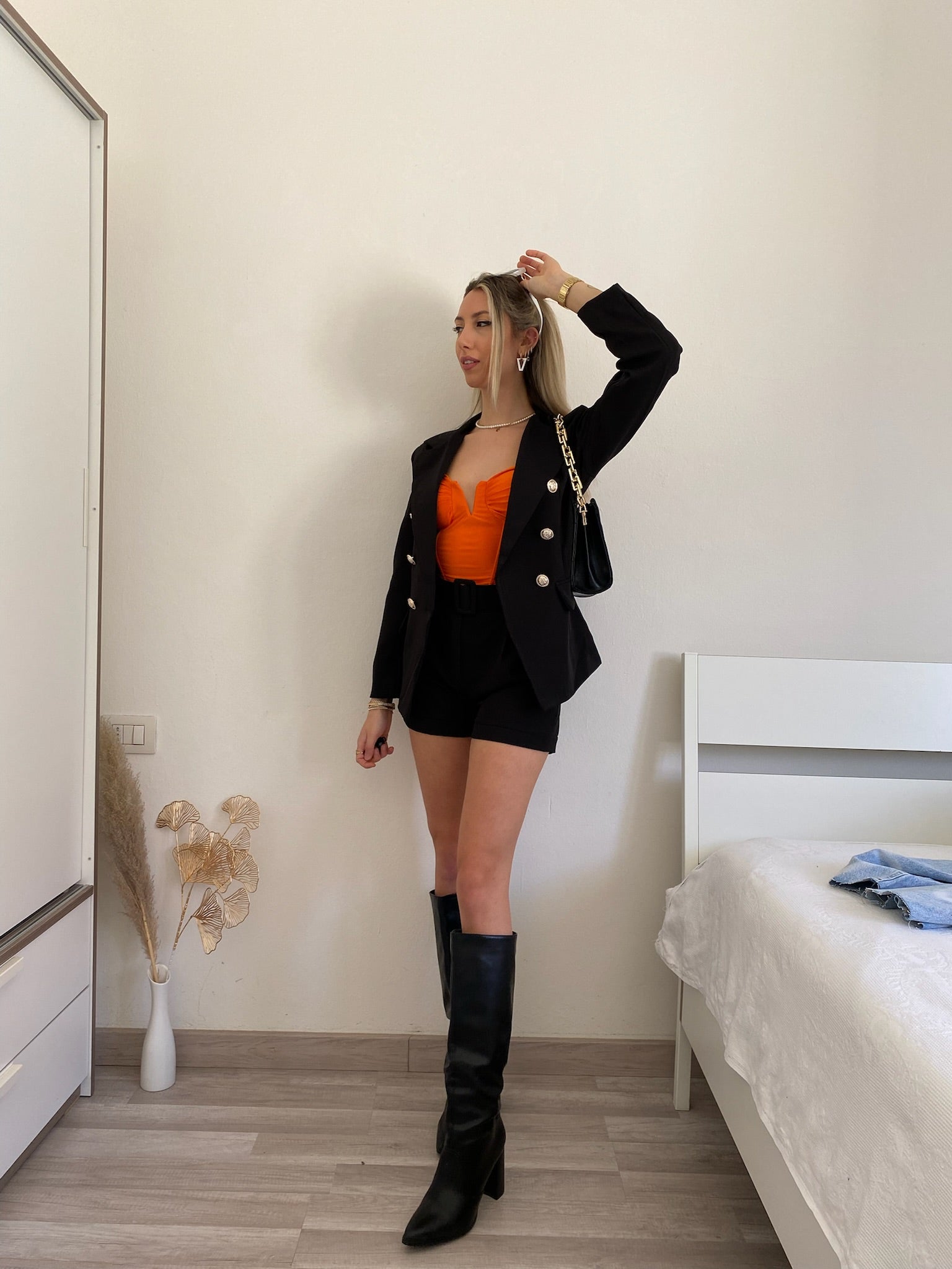 Top arancio con V