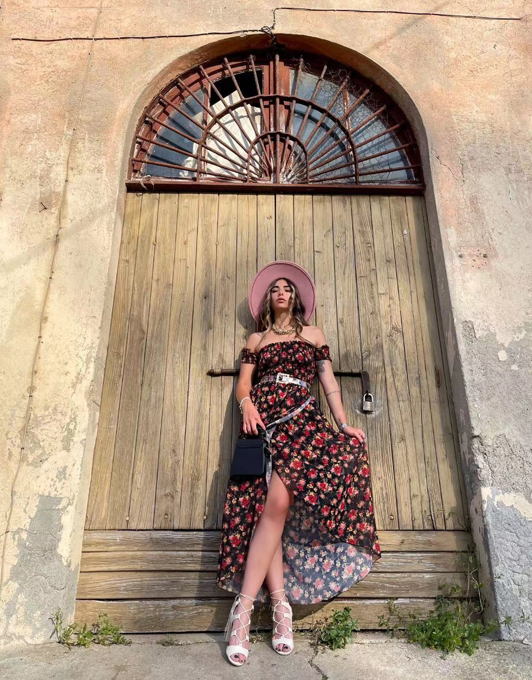 Abito lungo con scollo a barchetta fiori rossi