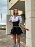 Salopette nera più camicia fiocchetto