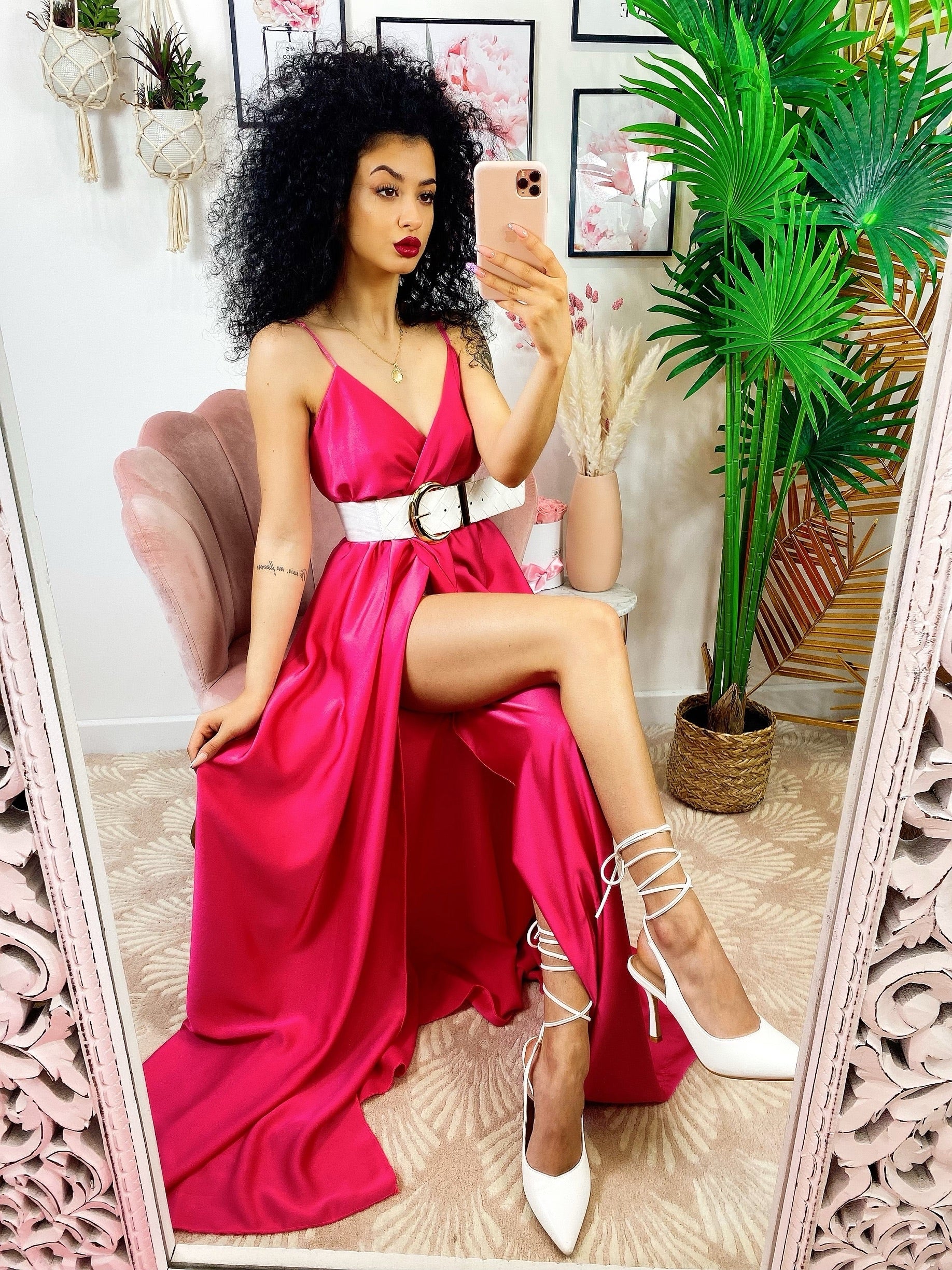 Abito in raso con maxi spacco fuxia