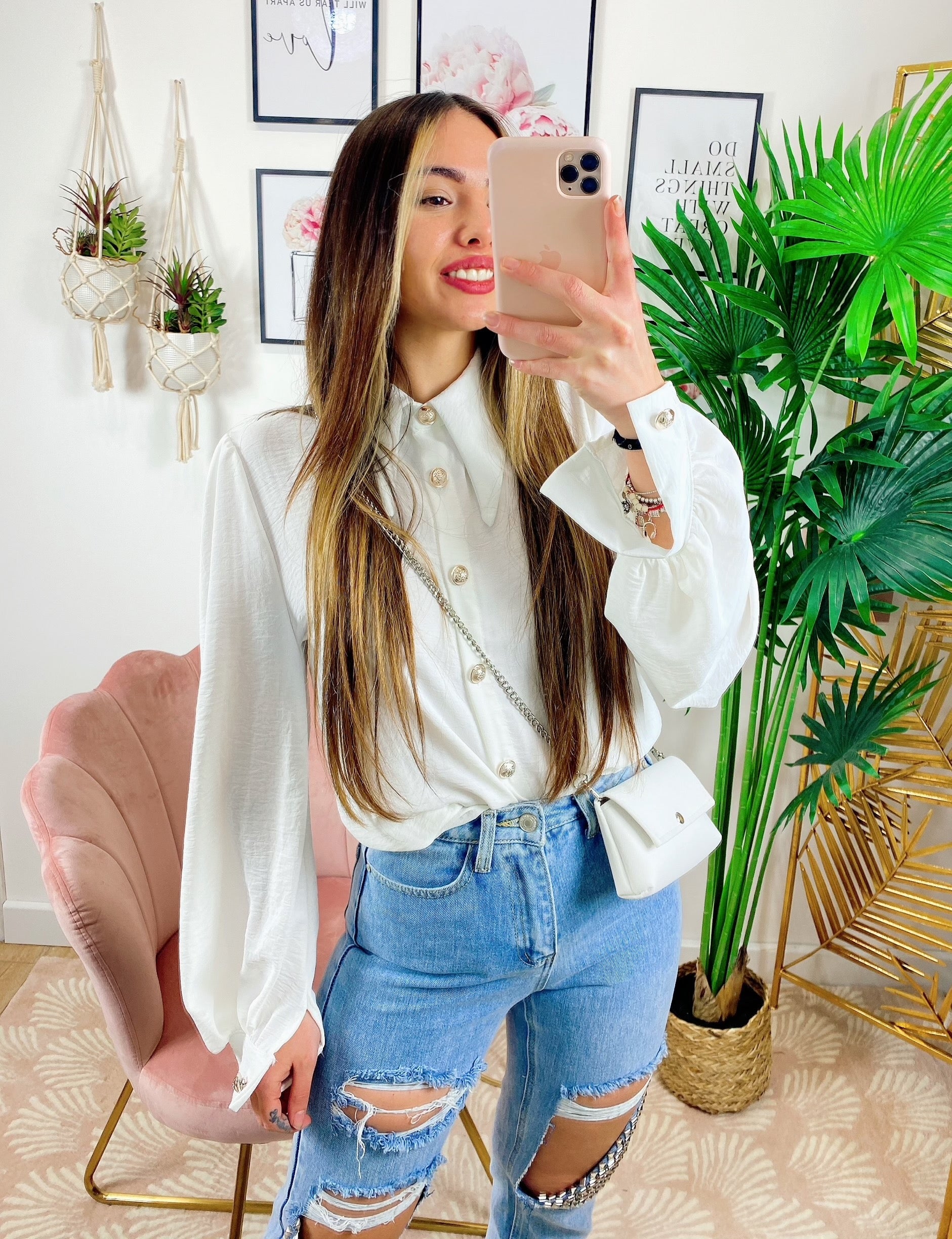 Camicia bianca con bottoni gold e borsetta
