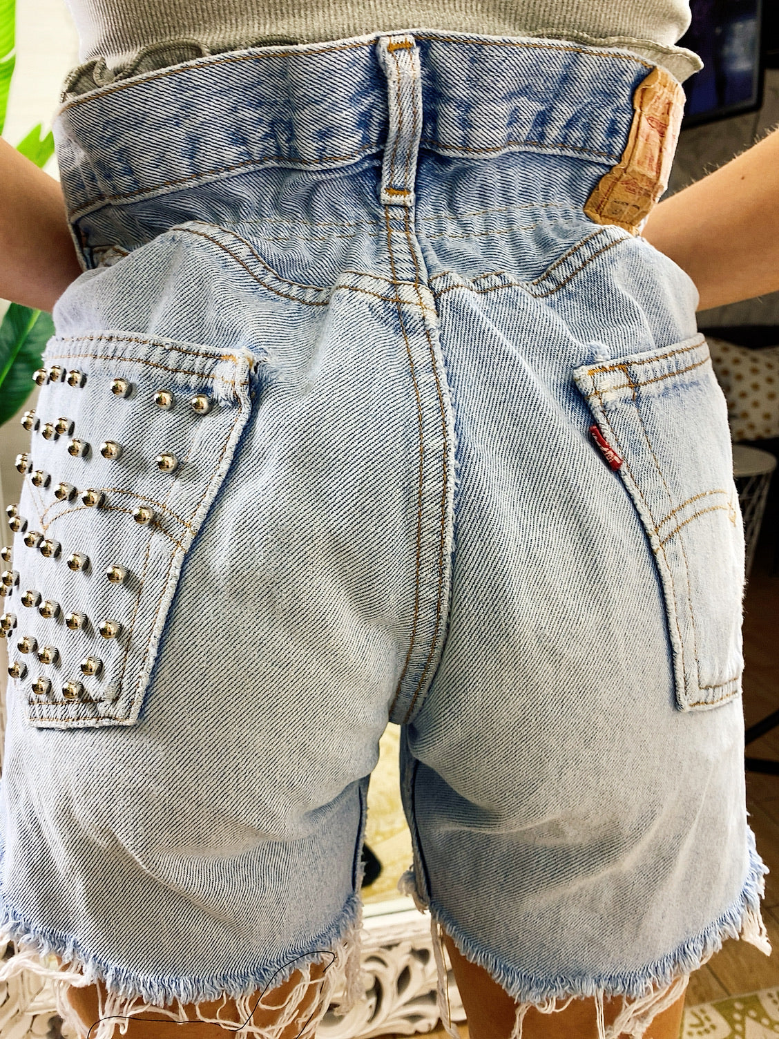 Short Vintage Levi’s jeans medio chiaro con borchie argento