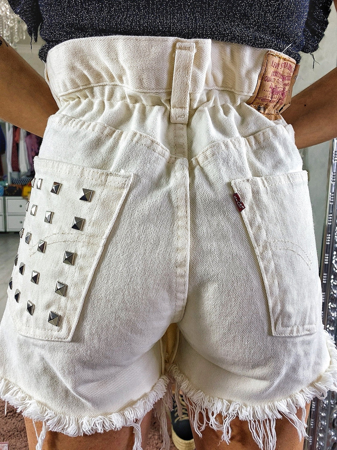 Vintage bianco con borchie a caramella