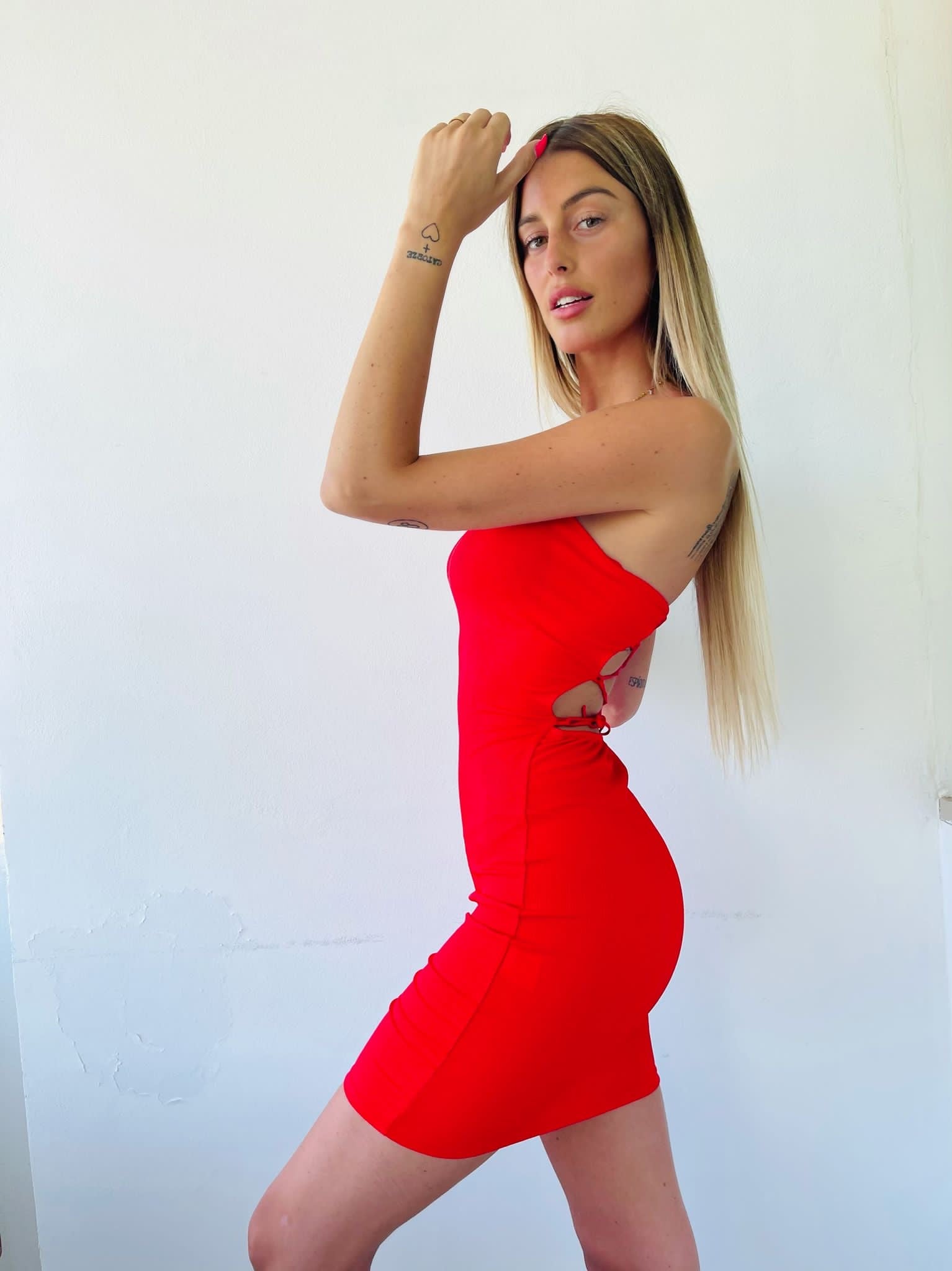 Abito aderente rosso schiena incrociata