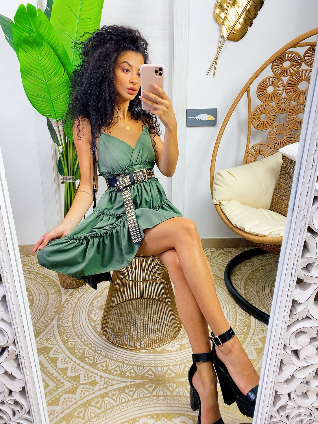 Abito a balze con gonna ampia verde militare