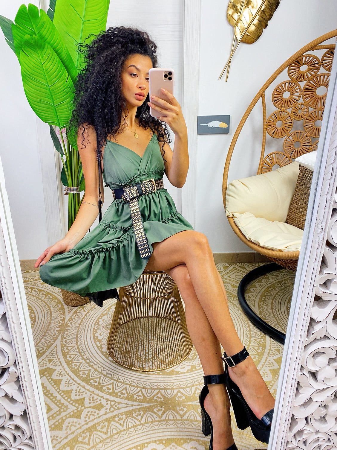 Abito a balze con gonna ampia verde militare
