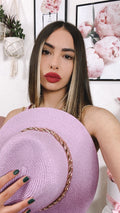 Cappello lilla con catena in paglia