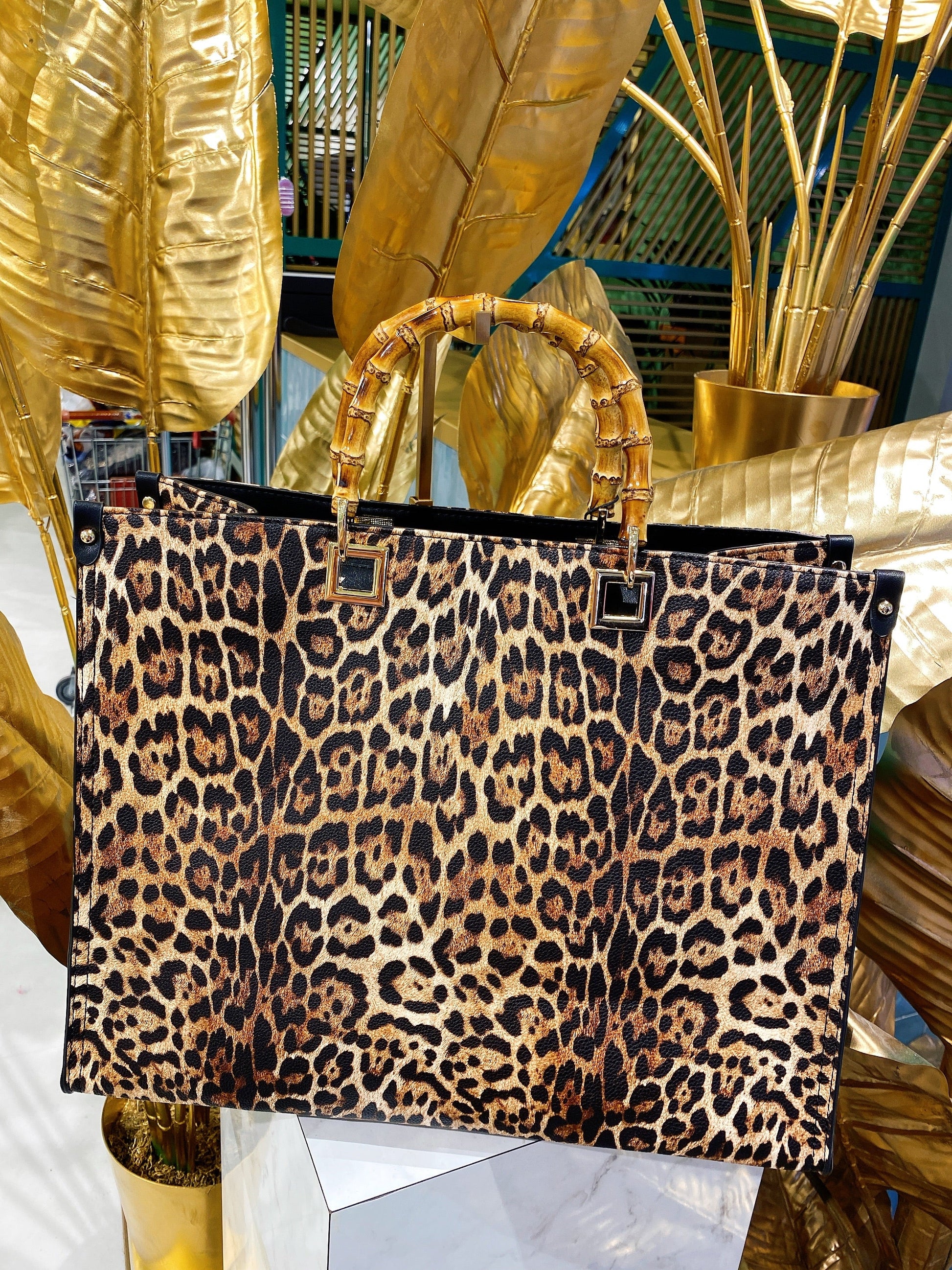 Maxi bag maculata con manico in legno