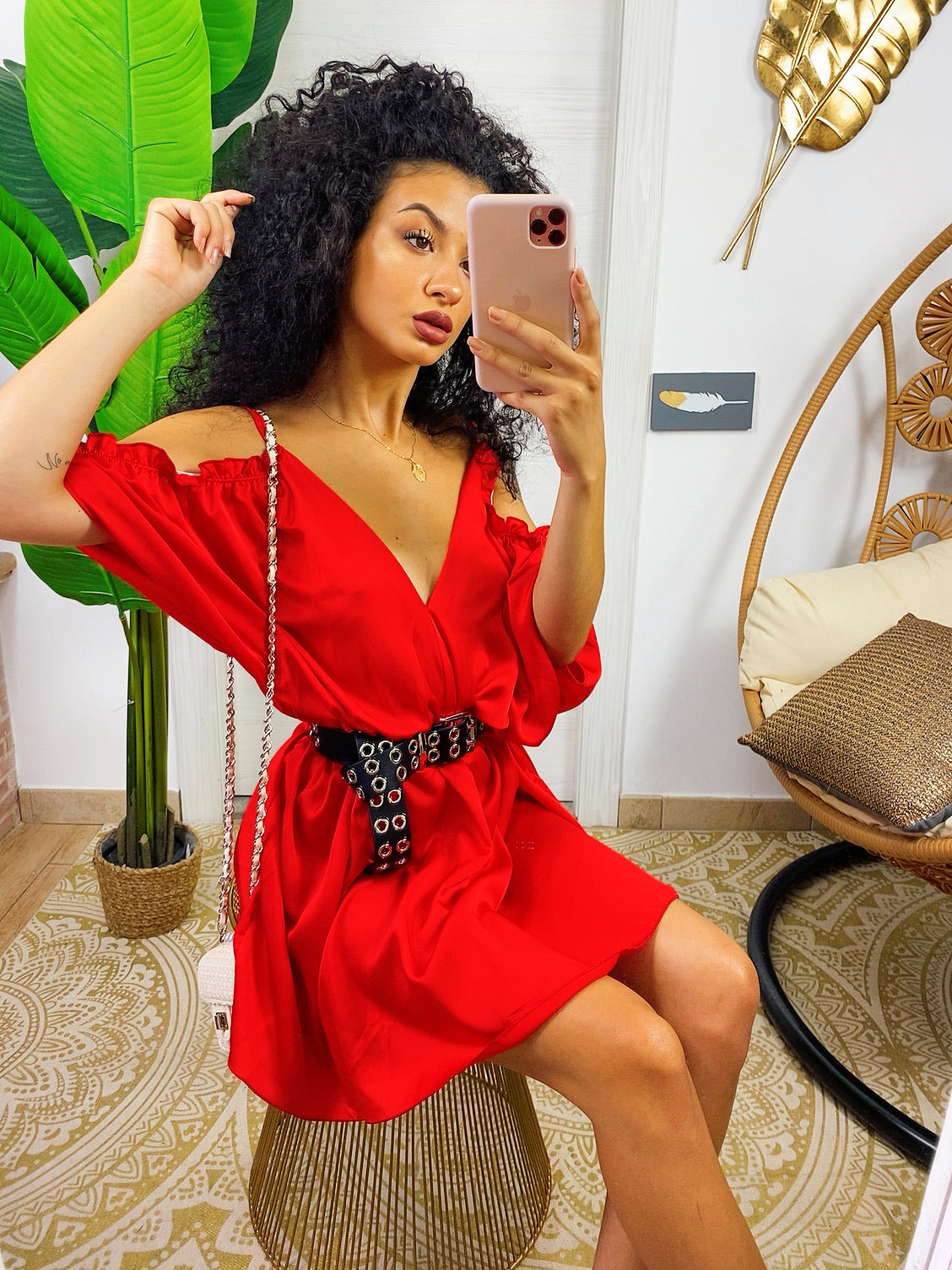 Abito in raso rosso con rouches