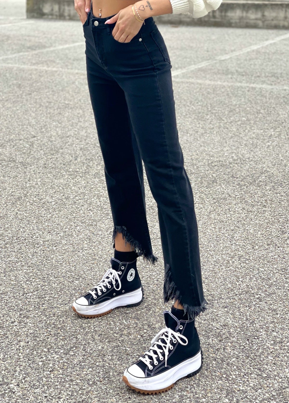 Jeans nero con V sfrangiata