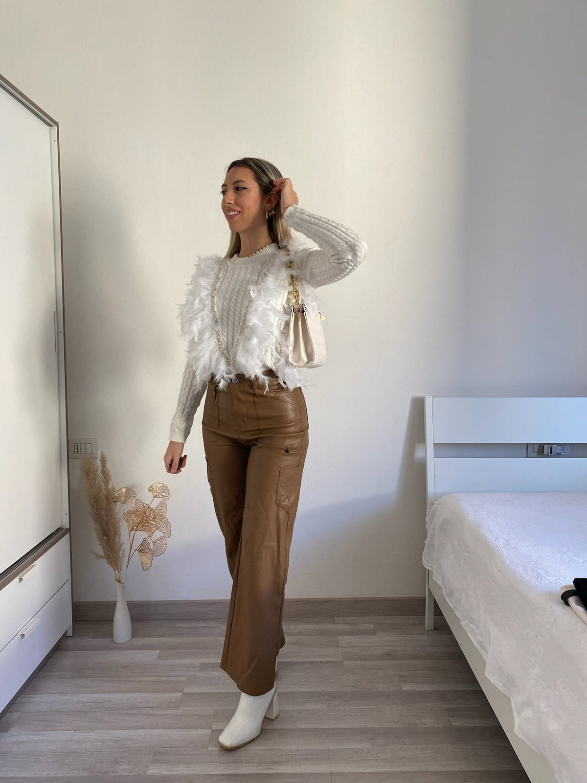 Maglioncino con piume e perle