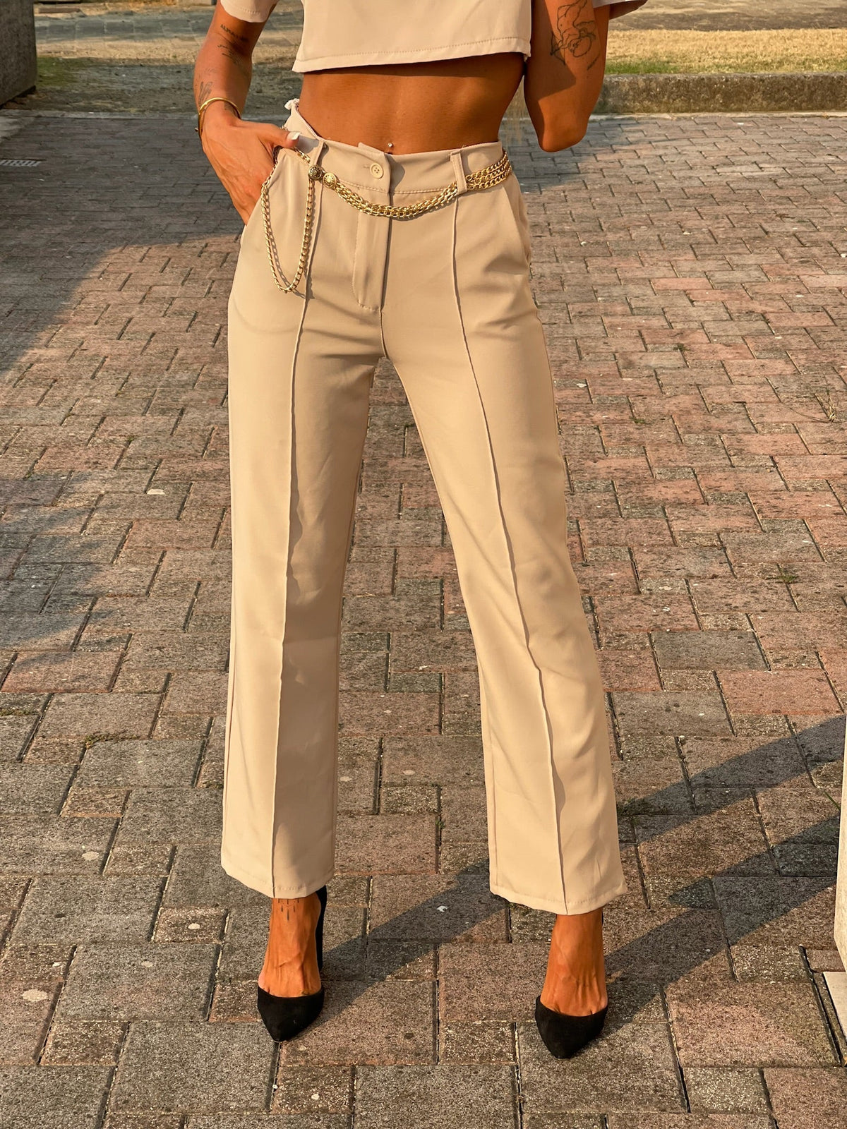 Completo maglia crop e pantalone beige