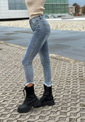 Jeans aderente sfrangiato sotto