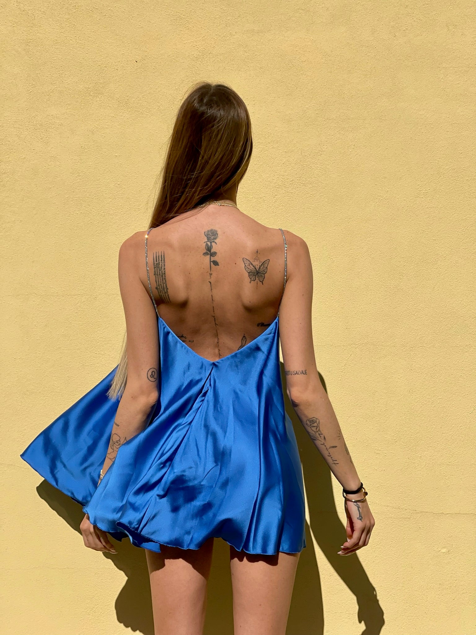 Abito in raso blu elettrico con punto luce