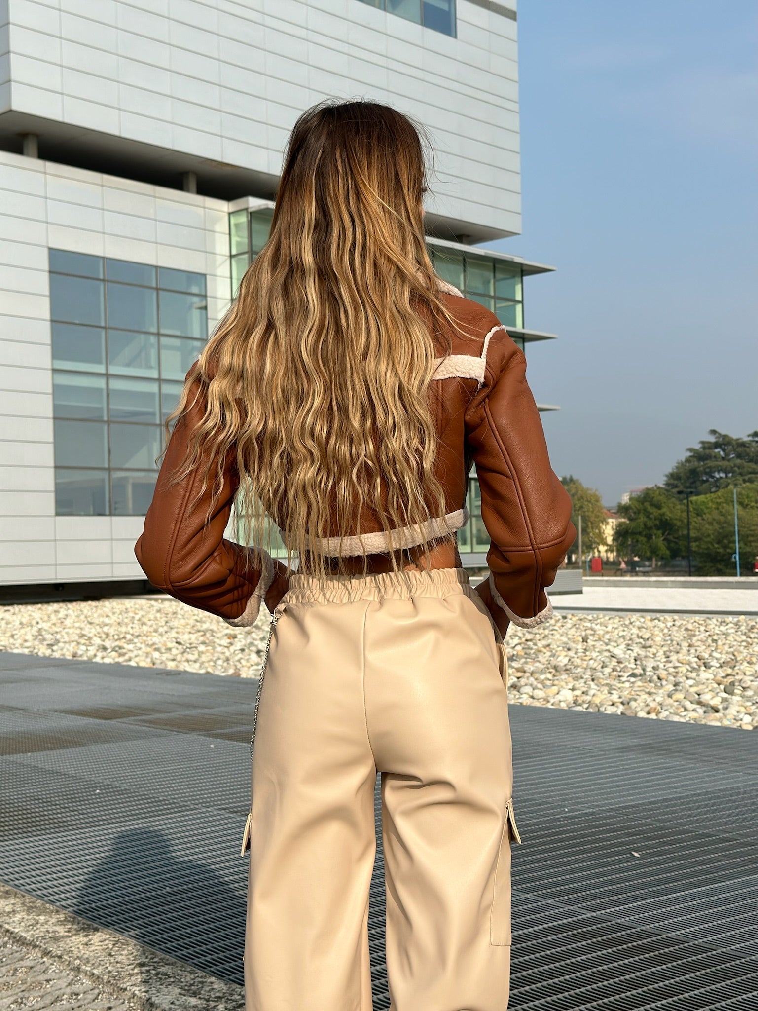 Pantalone in ecopelle con catenina beige