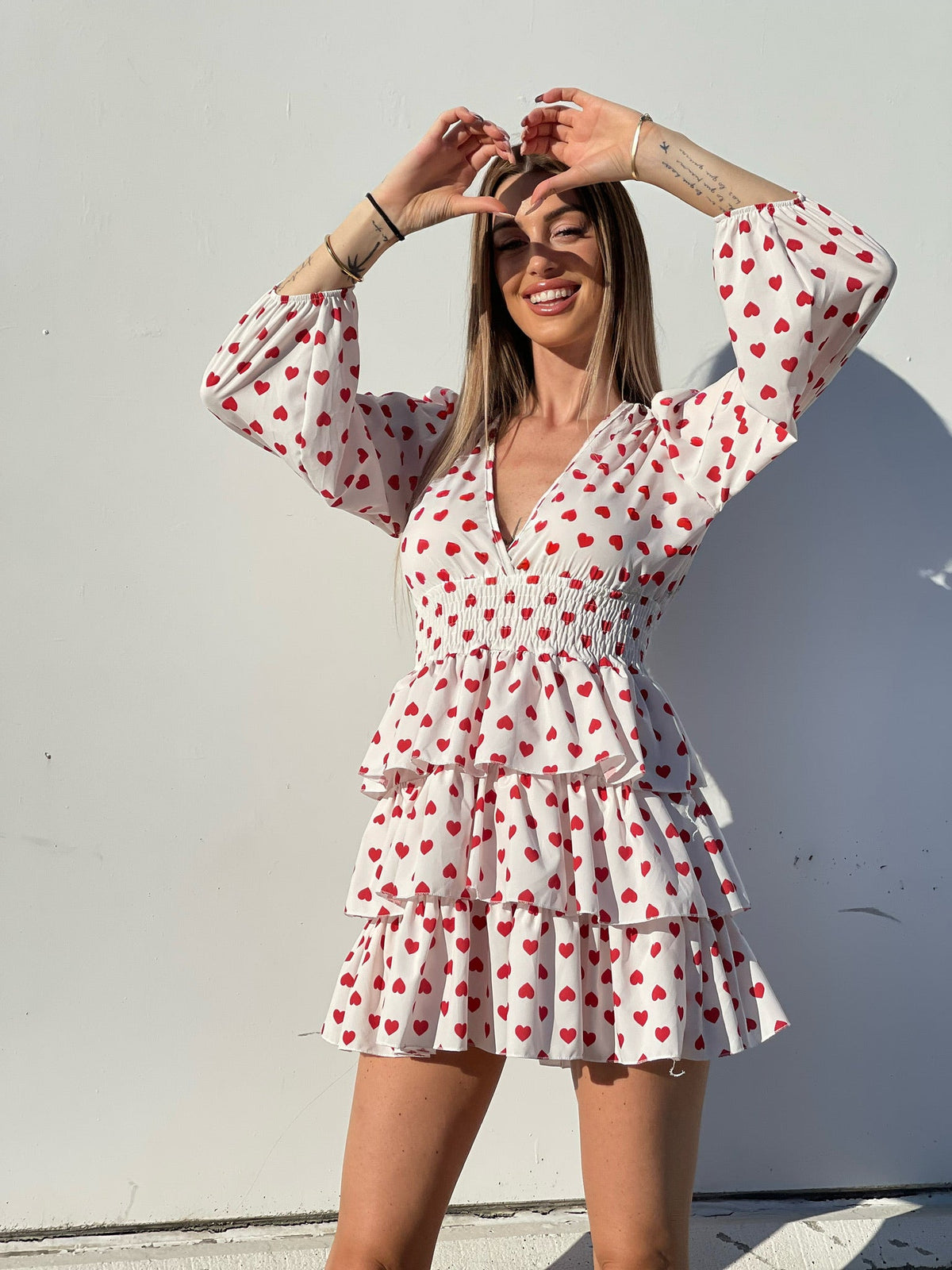 Abito bianco a balze con cuori rossi