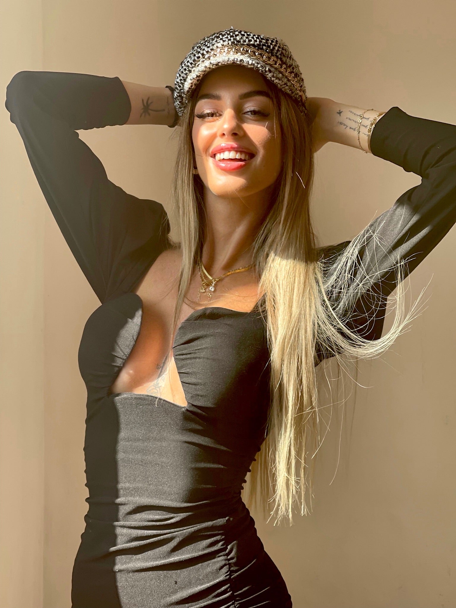 Cappello bianco e nero catena oro