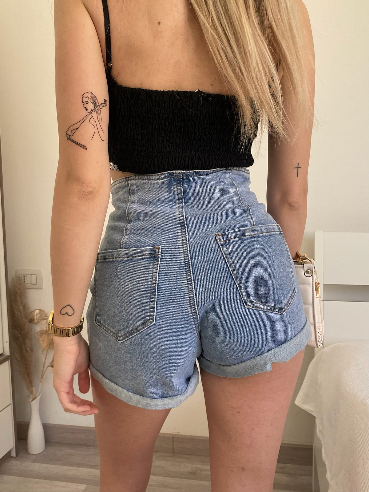 Top in pizzo con perle nero