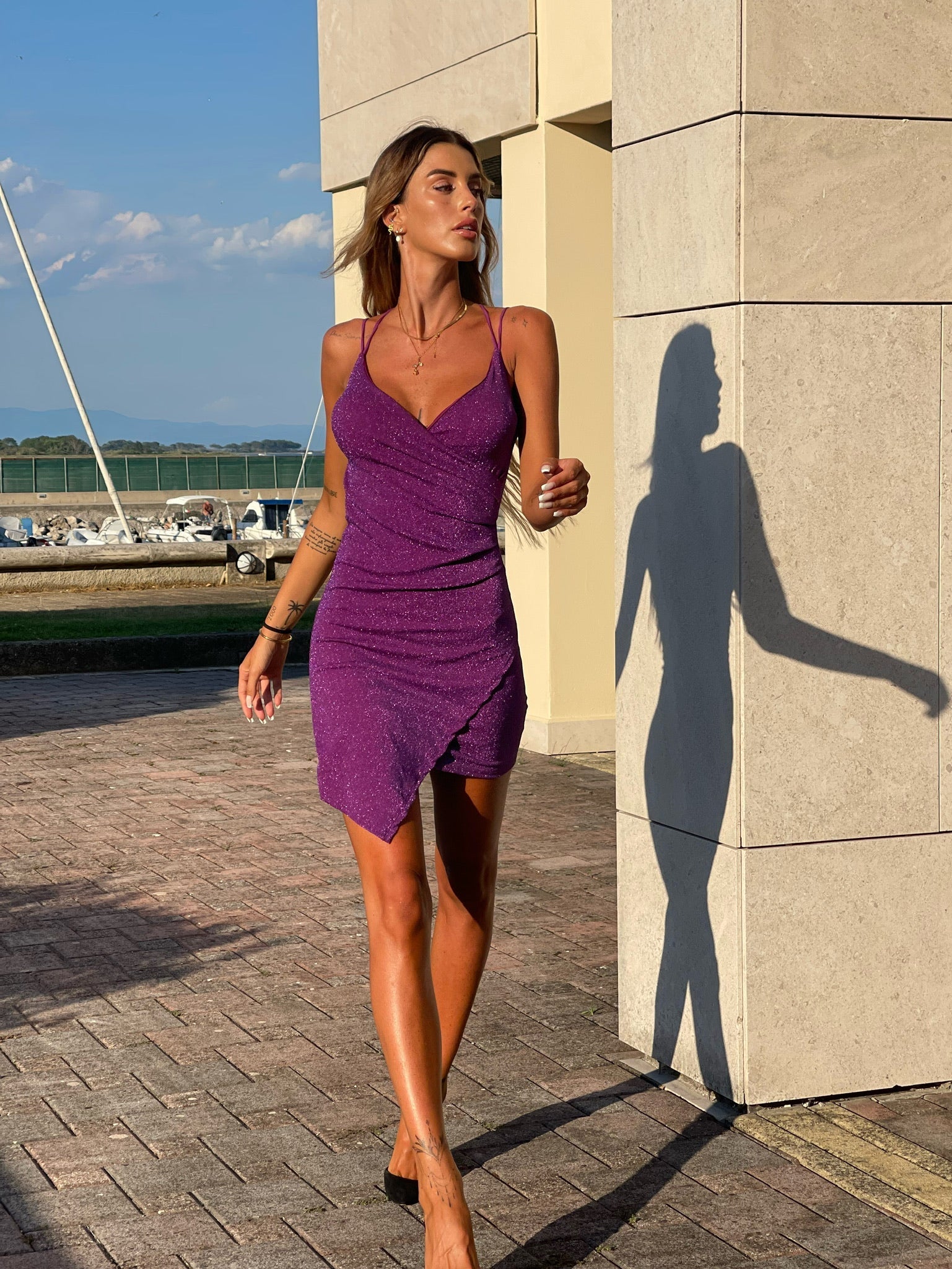 Abito aderente con incrocio viola