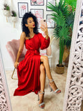Abito in raso con maxi spacco monomanica rosso