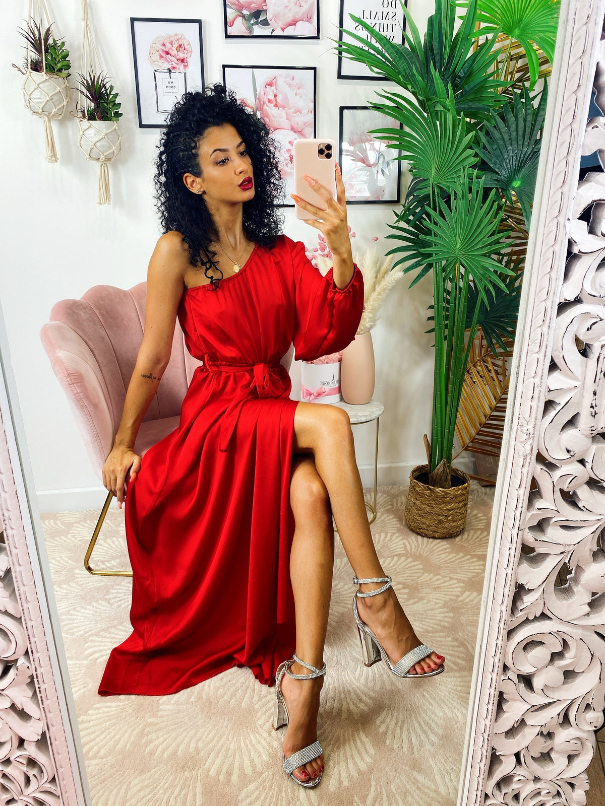 Abito in raso con maxi spacco monomanica rosso