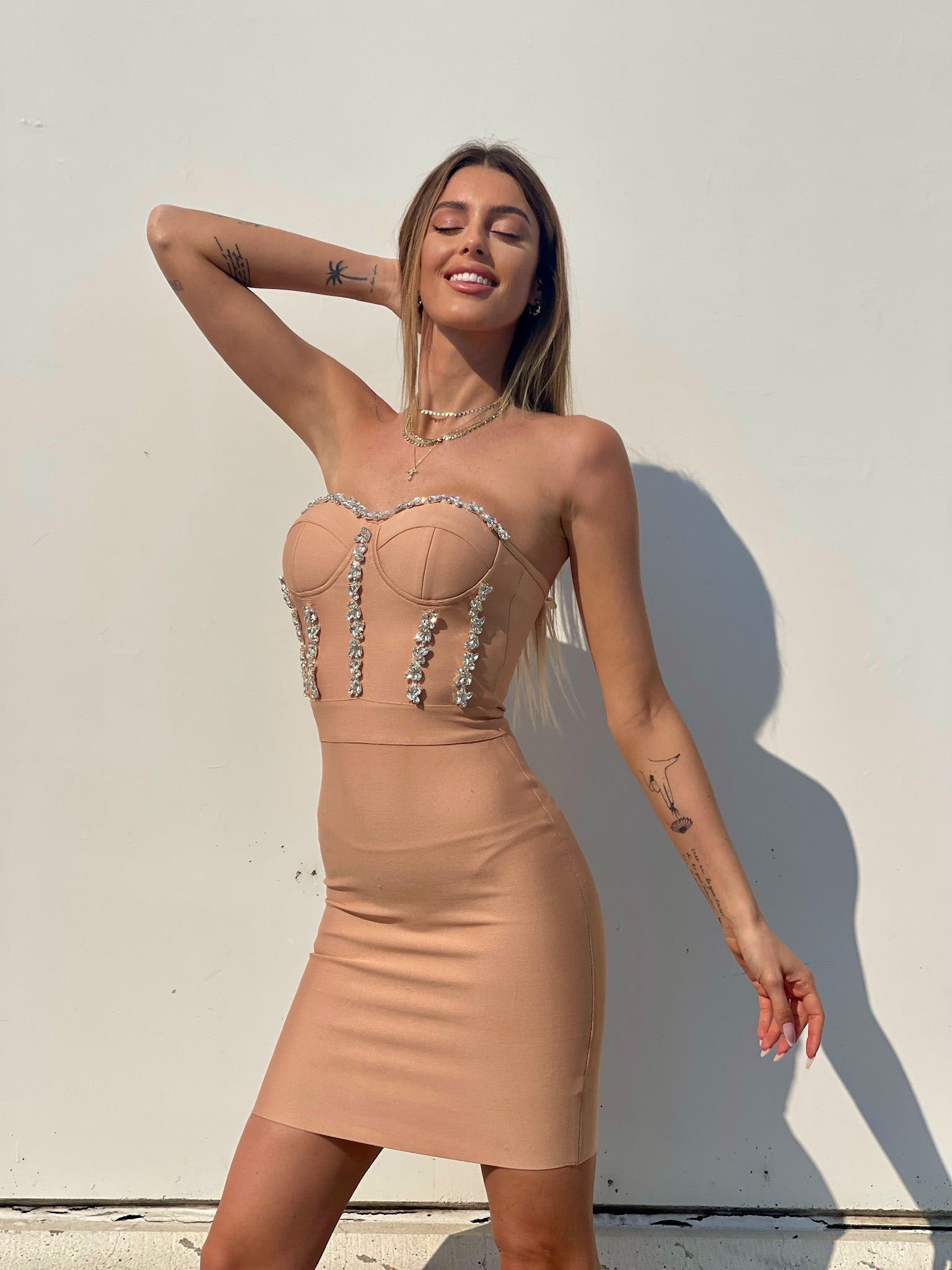 Abito bustier nude con strass