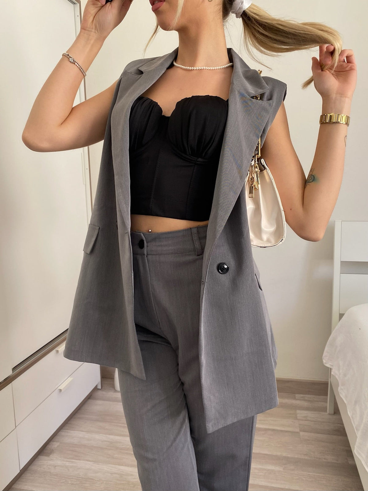 Completo smanicato e pantalone grigio