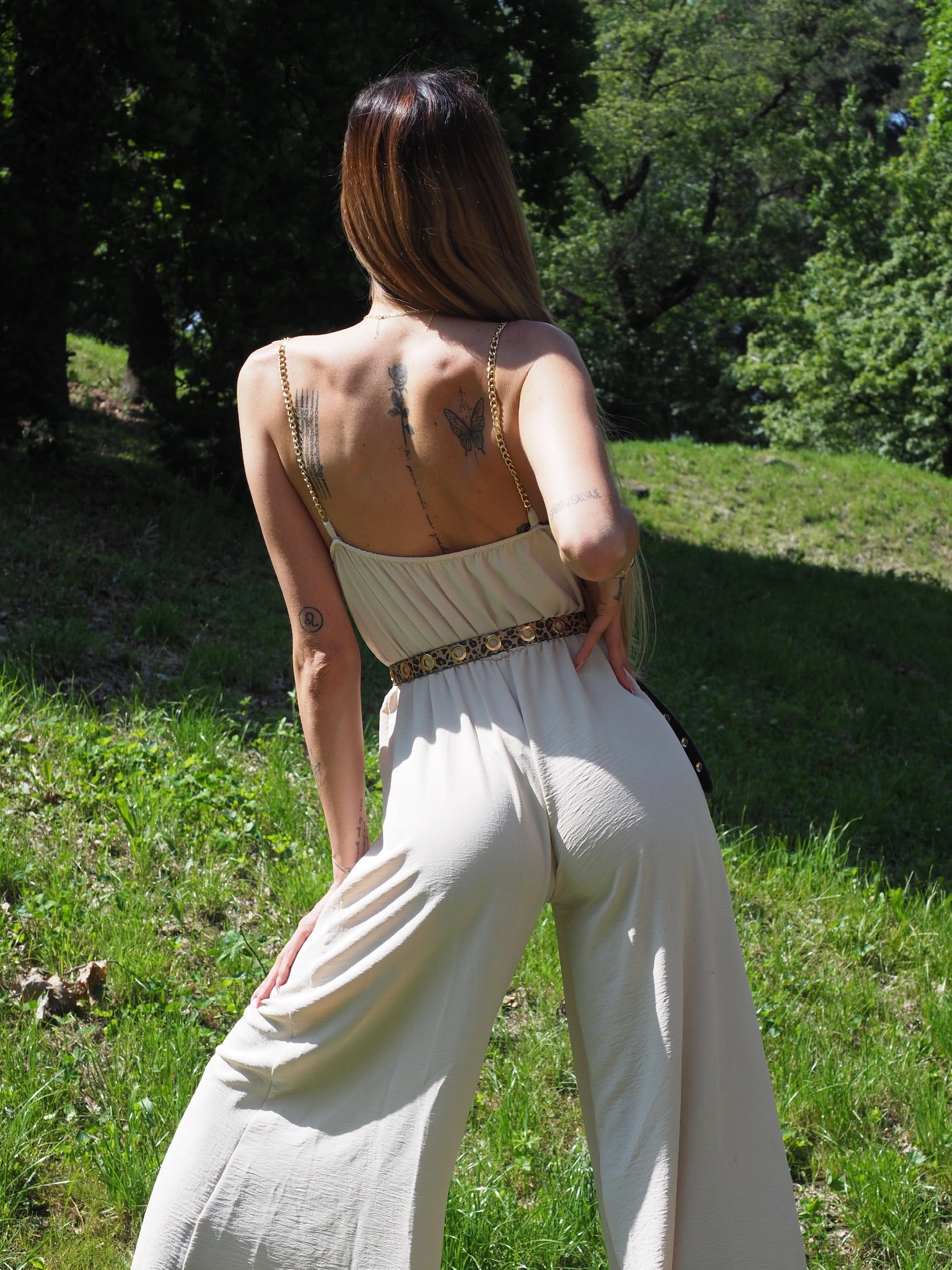 Tuta beige a palazzo spalline in catena