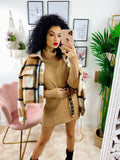 Abito in maglia a trecce collo alto camel