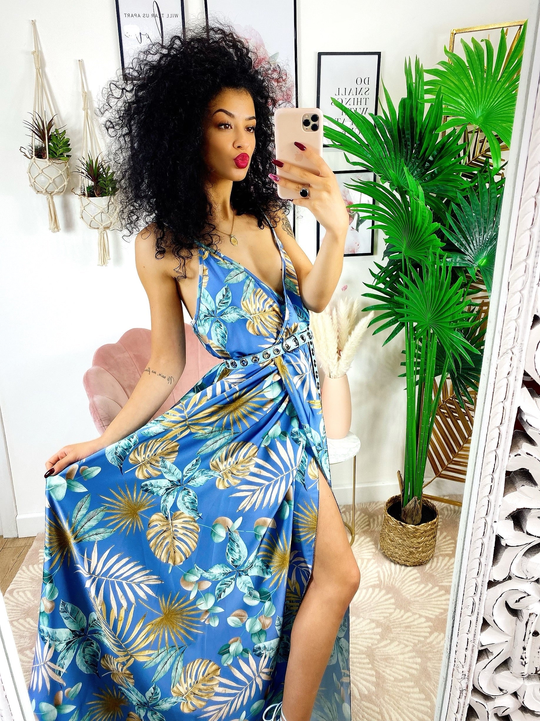 Abito in raso floreale con maxi spacco celeste
