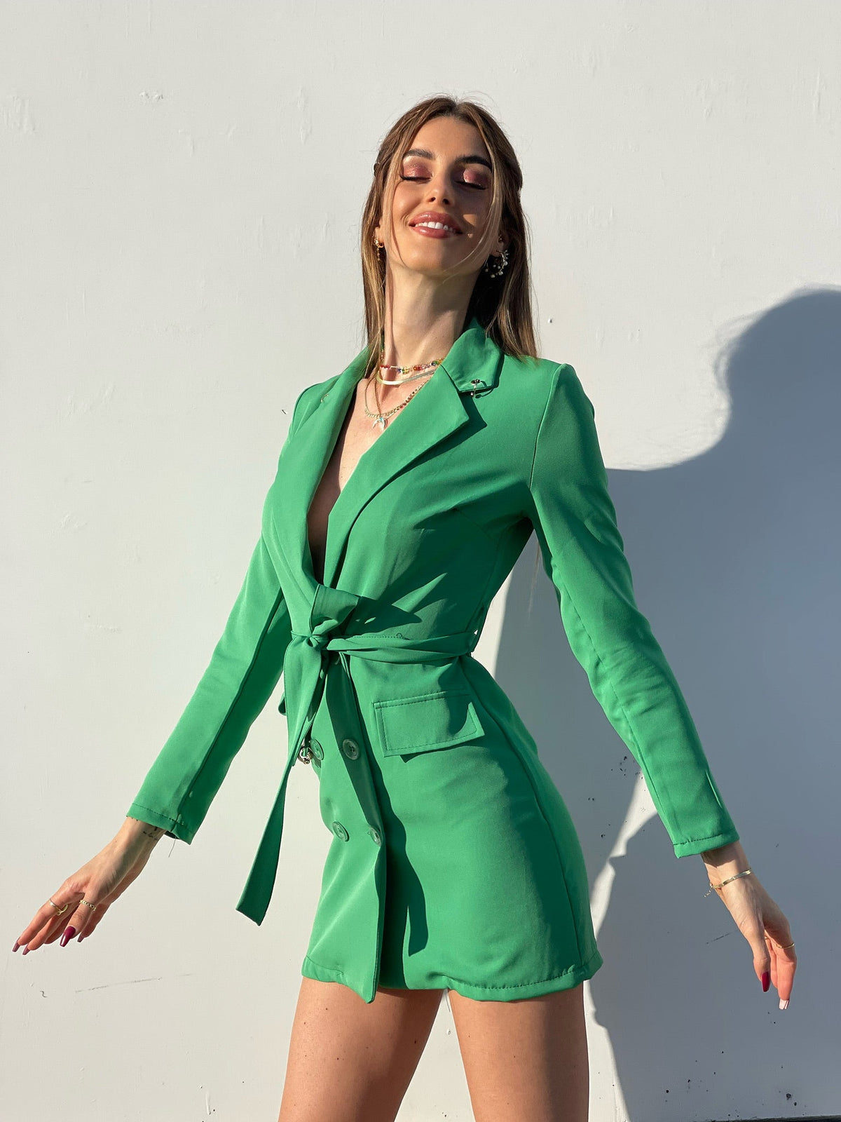 Abito a blazer verde con dettagli oro